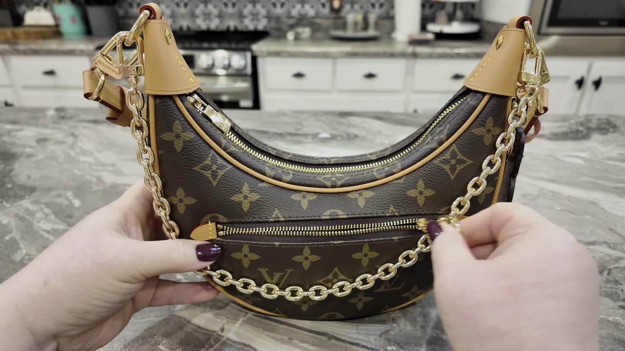 What is in my Cute Mini Loop Crossbody Bag.👜