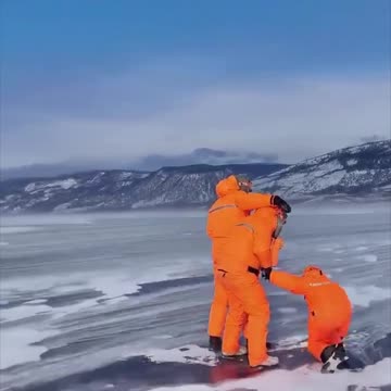 Viento huracanado desafía la resistencia de turistas en el lago Baikal