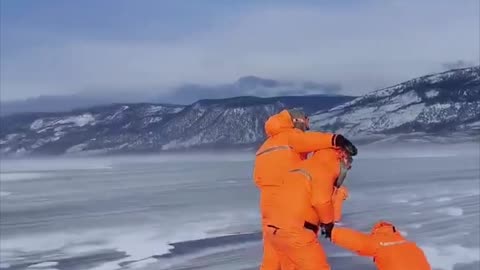 Viento huracanado desafía la resistencia de turistas en el lago Baikal