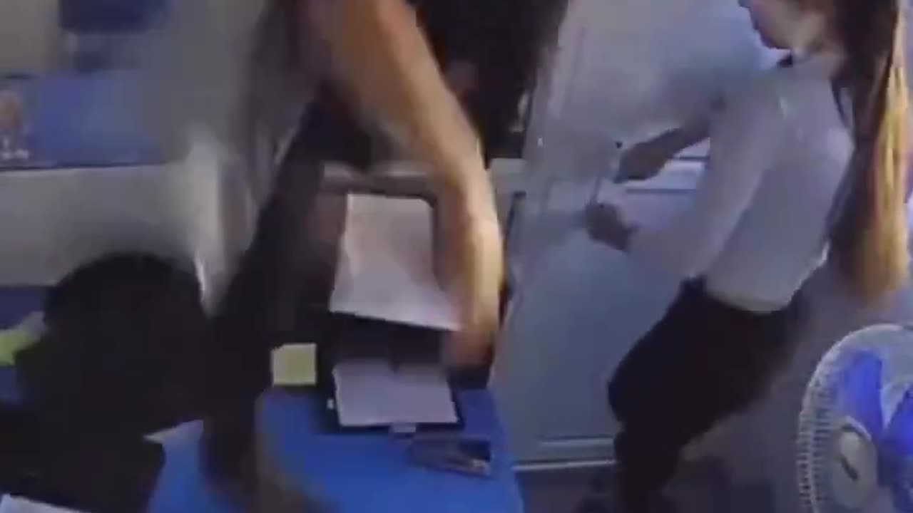 OMG Dude smashes a glass window barefist.