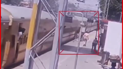 Aligarh: Passenger Slips While Alighting, RPF Constable Hemendra Singh's Swift Action Saves Life