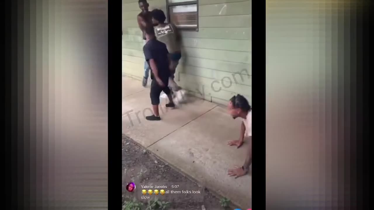 Funniest Fight Ever In The Hood | TrollAlley.com