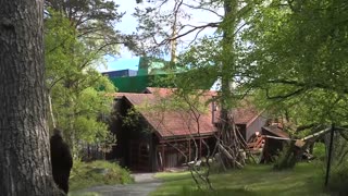 Cargo ship crashes into Norwegian man's front garden