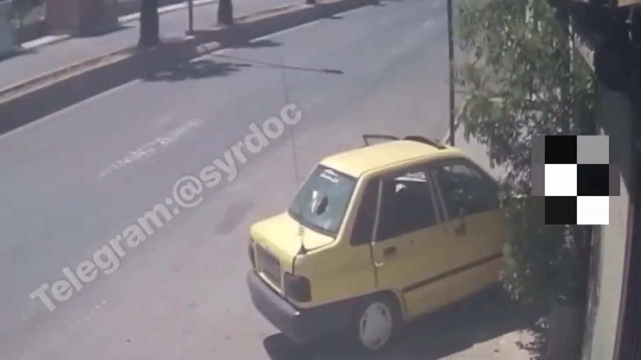A family tries to escape in a taxi. Julani’s terrorists open fire.