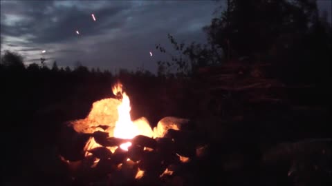 Ritalanmetsän nuotiopaikalla yöllä 525