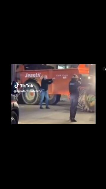 French police pull out guns on angry farmers protesting