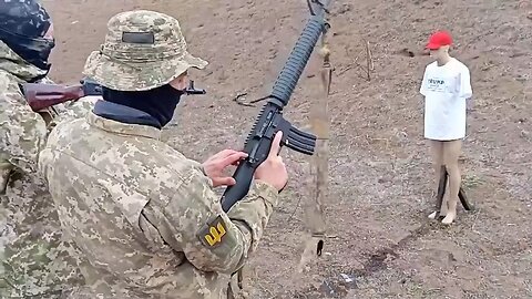 🇺🇦 UAKROS are shooting at a mannequin wearing a Trump t-shirt and MAGA cap and set it on fire.