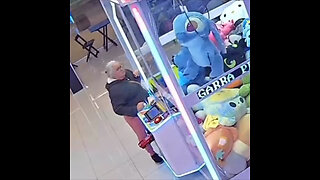 Mujer gana el peluche más grande sin mostrar emoción