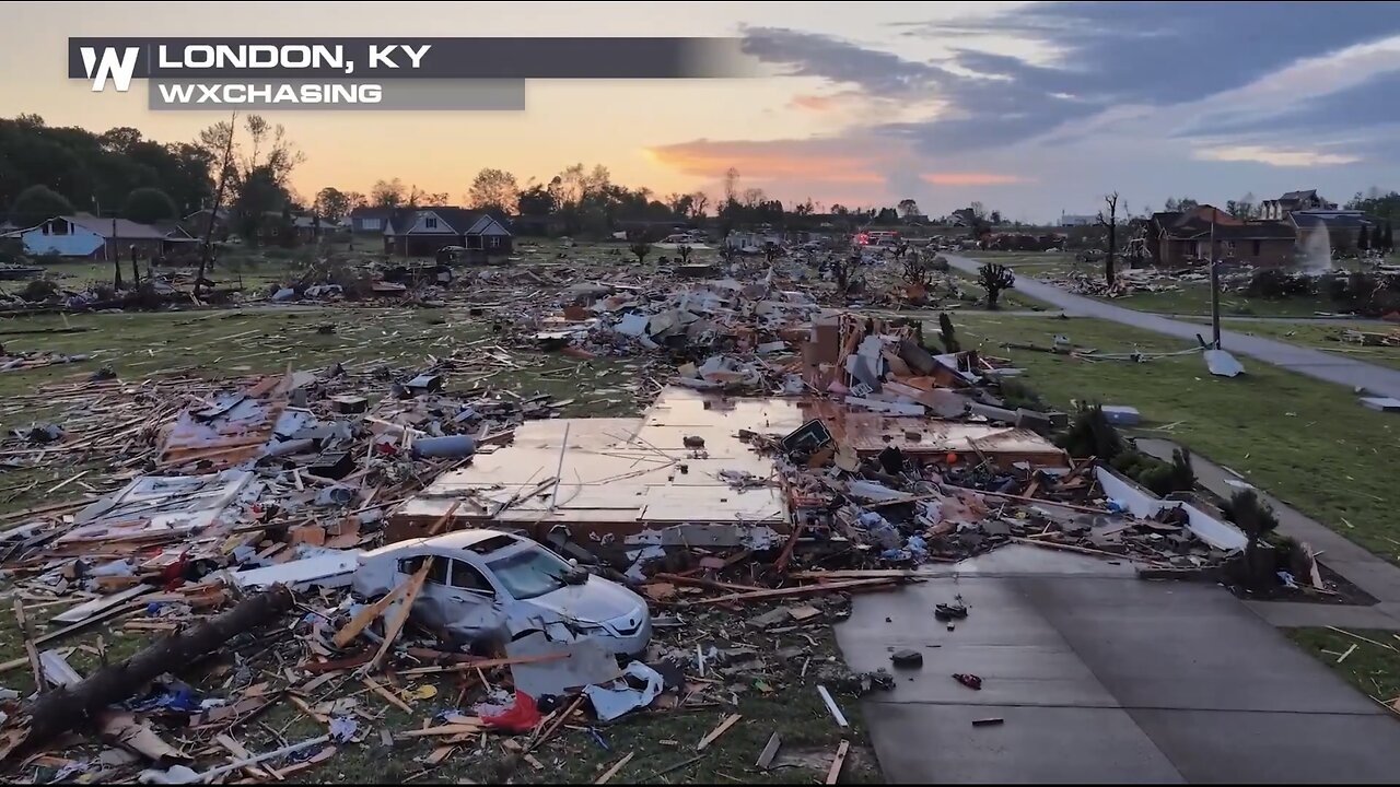 VIOLENT TORNADO TORN🌪️🚙🏘️🌪️📸DOWN HOMES IN KENTUCKY🏡🌪️🚐🏡💫