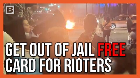 Anti-ICE Protester Gives Activists a Number to Call to Get Bailed Out "for Free"