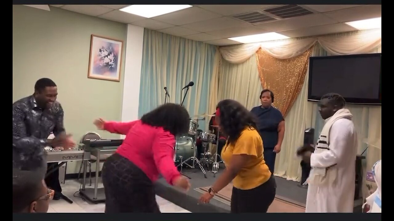 Dance LADY J 💃🏽 #praisebreak