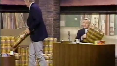 Johnny Carson & Ed McMahon compete for chair height #johnnycarson