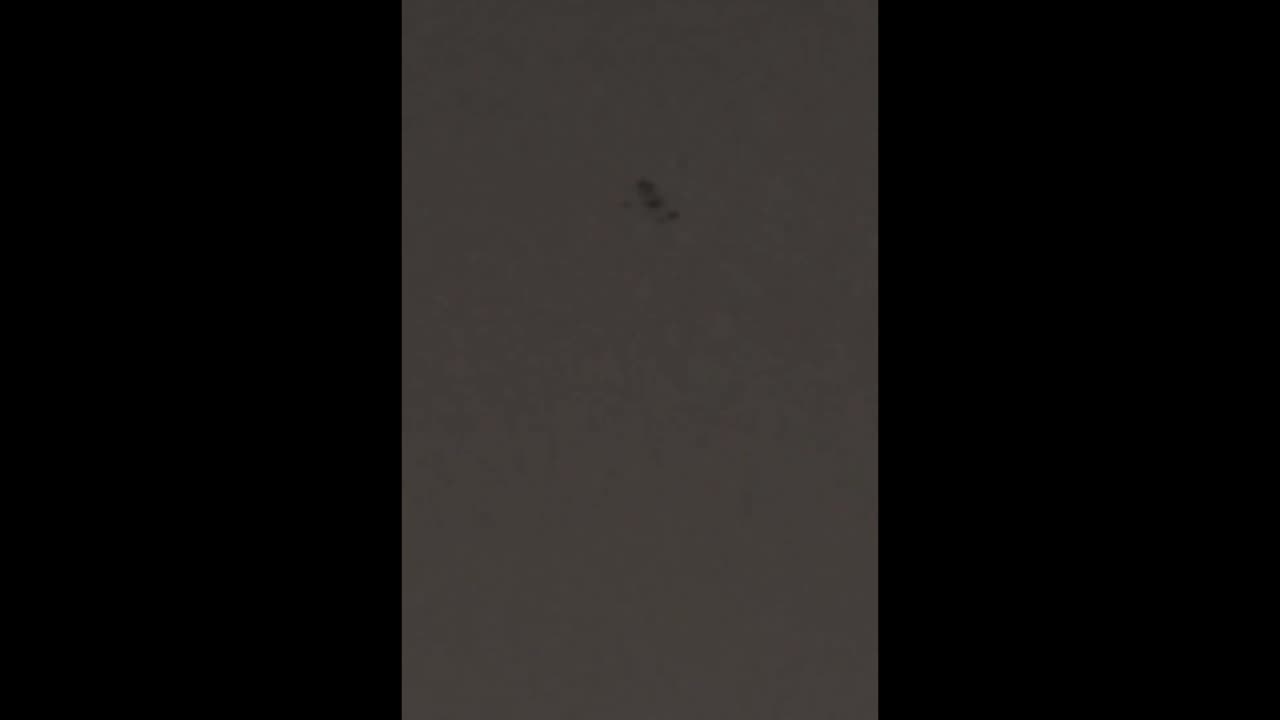 🚨🇺🇸 Unidentified flying objects were seen in the sky above the Port of Los Angeles last night.