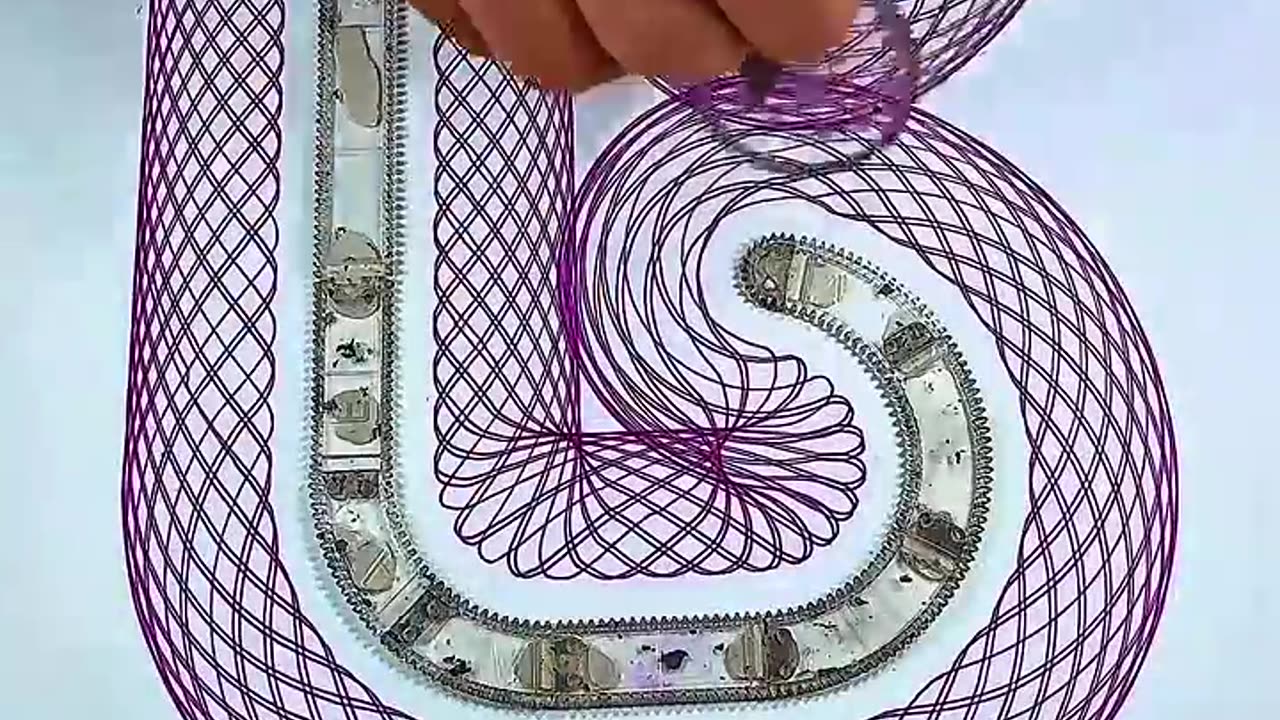 The shape and sound of this spirograph are simply mesmerizing!