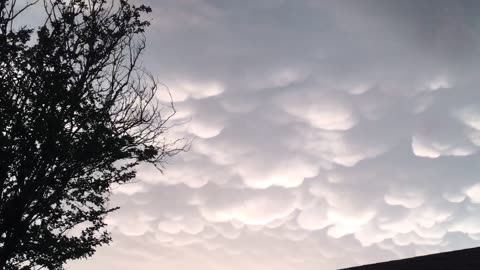 Around 8 pm, Strange clouds to be suspended in the sky