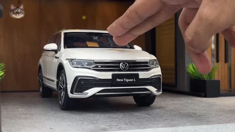 Realistic Toyota RAV4 vs Volkswagen Tiguan 118 Scale Economy SUVs Diecast Model Car Comparison