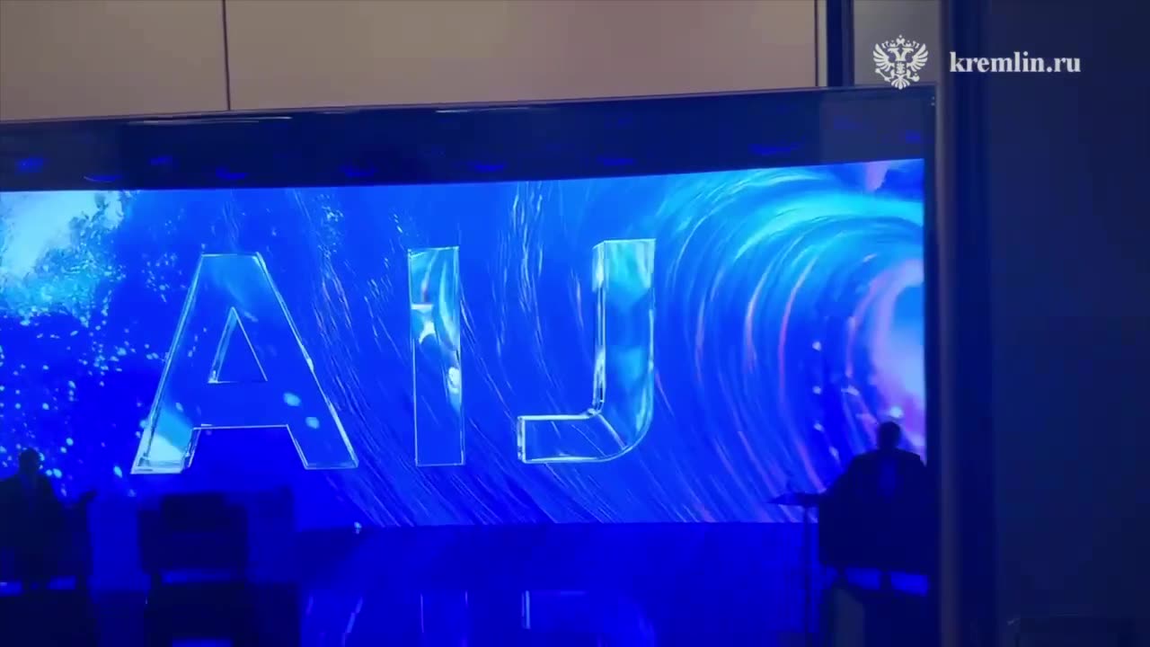 Владимир Путин выступает на пленарном заседании конференции AI Journey-2025