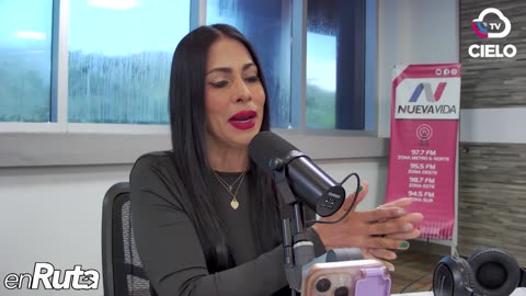 Senadora que habla en lenguas en el hemiciclo