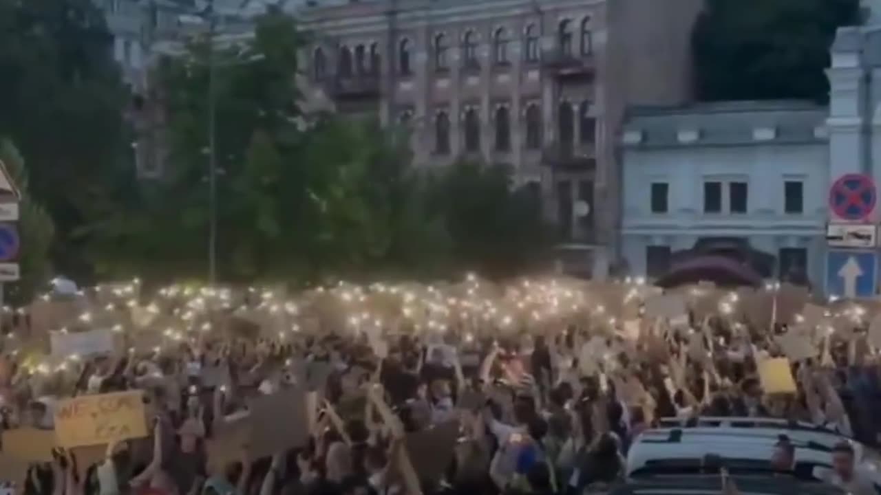 Cientos de personas protestan contra la corrupción en Ucrania