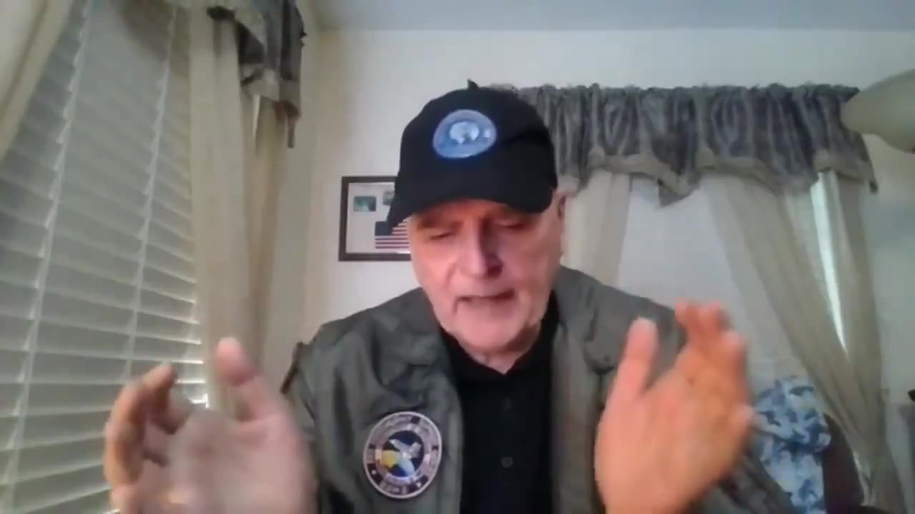 🚨 Nasa Flight Surgeon : “in the middle of the hangar was an actual flying saucer,
