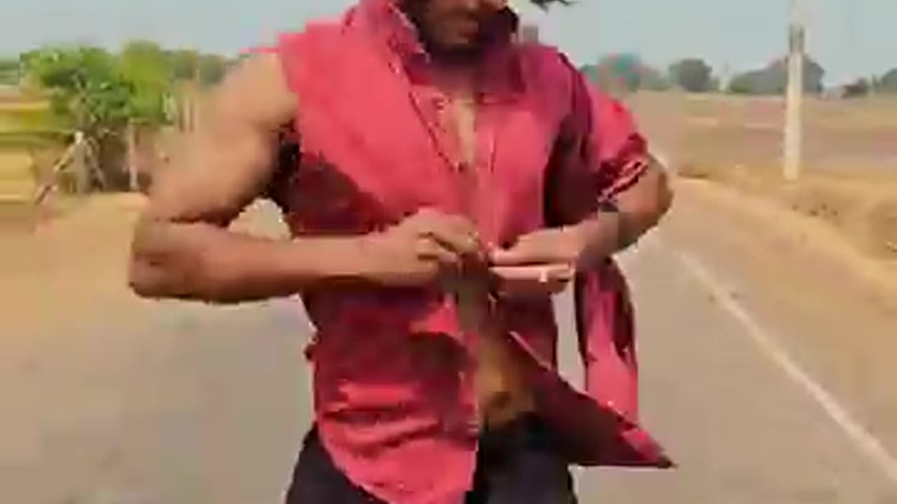 "चलती Skating पर होली का धमाका! रंग बरसे ऑन द मूव! 🎨🛼 #holi #holicomedy #holiday"