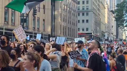 Queer New Yorkers in front of the Empire State Building: "Free, free Palestine!"