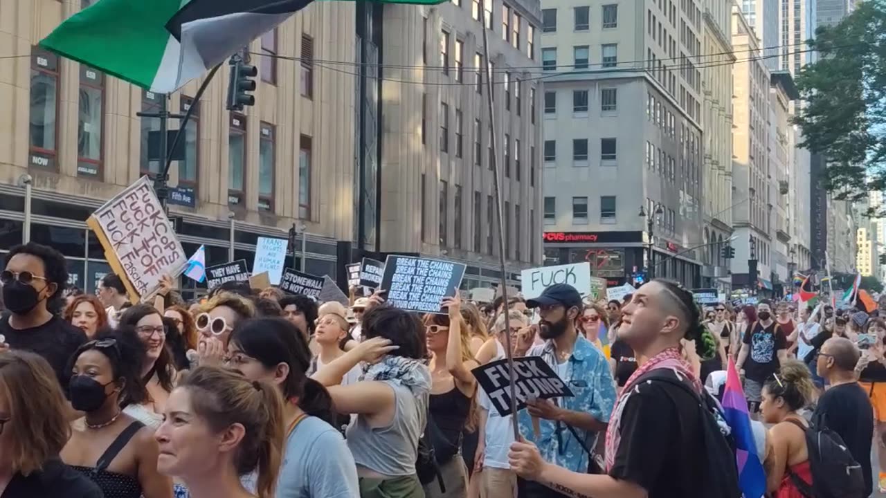 Queer New Yorkers in front of the Empire State Building: "Free, free Palestine!"
