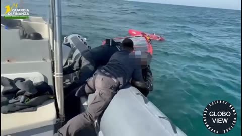 Surfer risks death in the sea, saved in time by the Guardia di Finanza in Vieste (Italy)