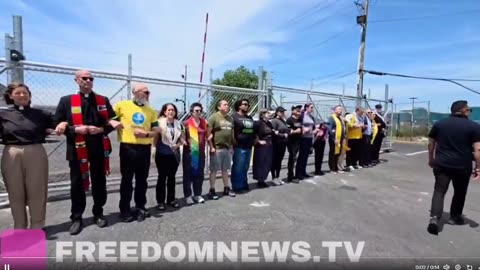 BREAKING: Các mục sư đang CHẶN lối vào Trung tâm giam giữ ICE, Delaney Hall ở New Jersey.