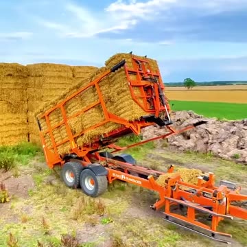 FENDT 724 Tractor Chasing Bales