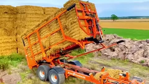 FENDT 724 Tractor Chasing Bales