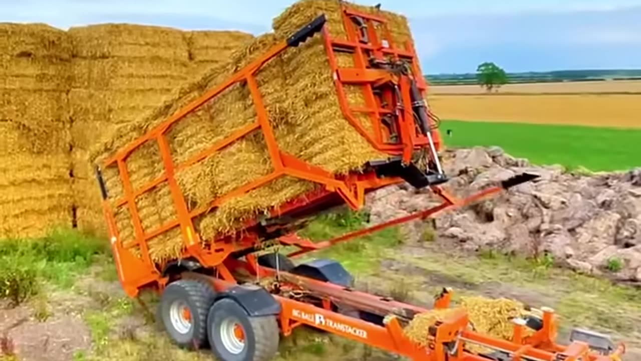 FENDT 724 Tractor Chasing Bales