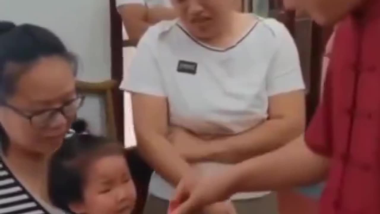 SHOCKING: Doctor fixes a dislocated elbow in seconds, child doesn't feel a thing.
