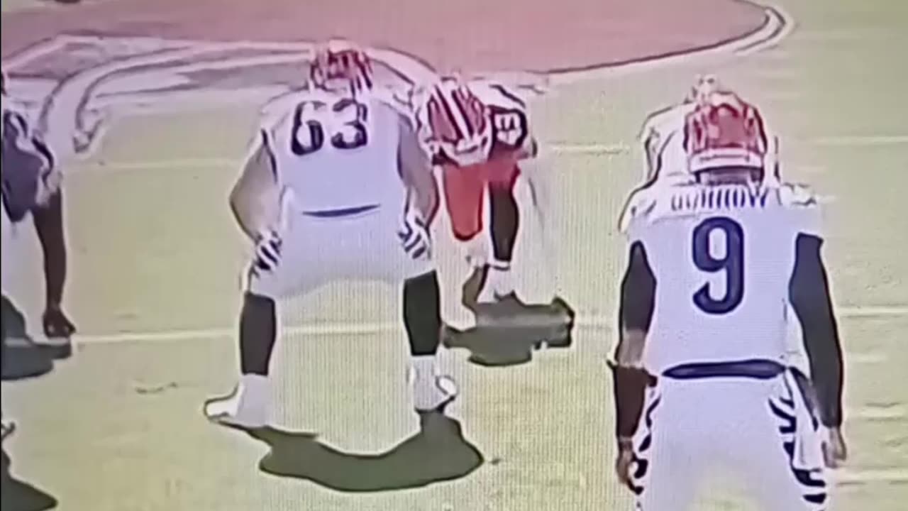 Another season of joe burrow getting destroyed