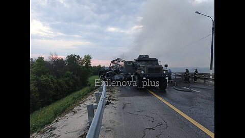 🔥👀 Russian military equipment was burning on the M-4 Don highway in the Lipetsk region.