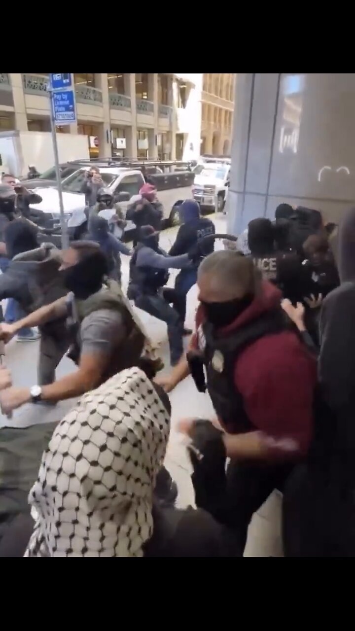 PAID AGITATORS🧟♀️🥷🧟♂️🚏ATTACK ICE-AGENTS IN SAN FRANCISCO🌆👲🚔👮♂️💫