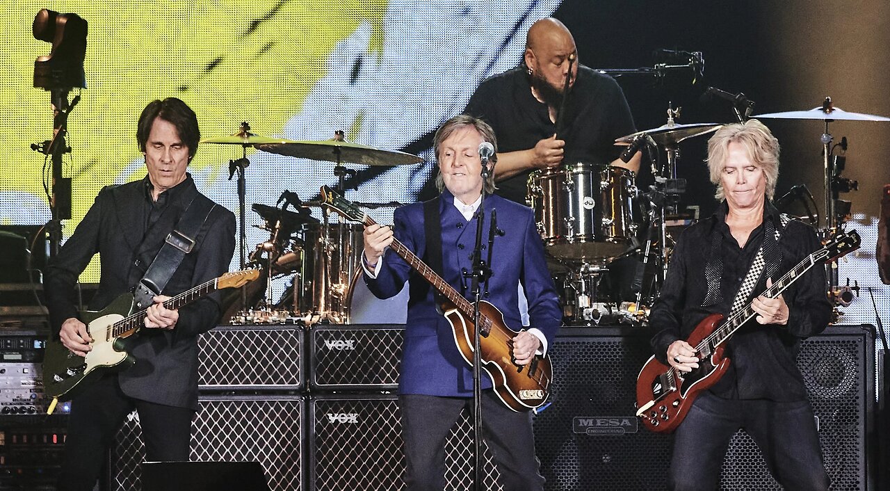 Maybe I’m Amazed ~ Paul McCartney ( Live )