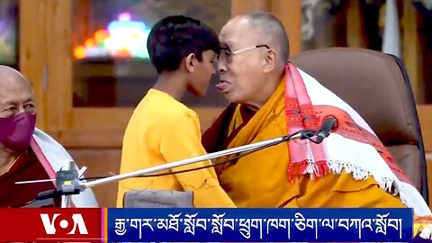 Dalai Lama está intentando que este niño le chupe la lengua