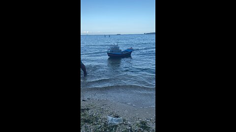 i’m play Rc Boat with friend on the beach in Viet Nam