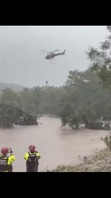 FIRST RESPONDERS RESCUE GIRL🌳🧑🚁⛑️📸DURING DISASTER FLOODING IN TEXAS🌳🚁💫