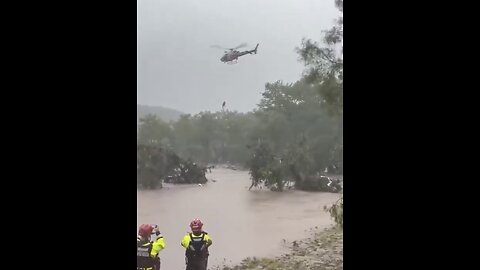 FIRST RESPONDERS RESCUE GIRL🌳🧑🚁⛑️📸DURING DISASTER FLOODING IN TEXAS🌳🚁💫