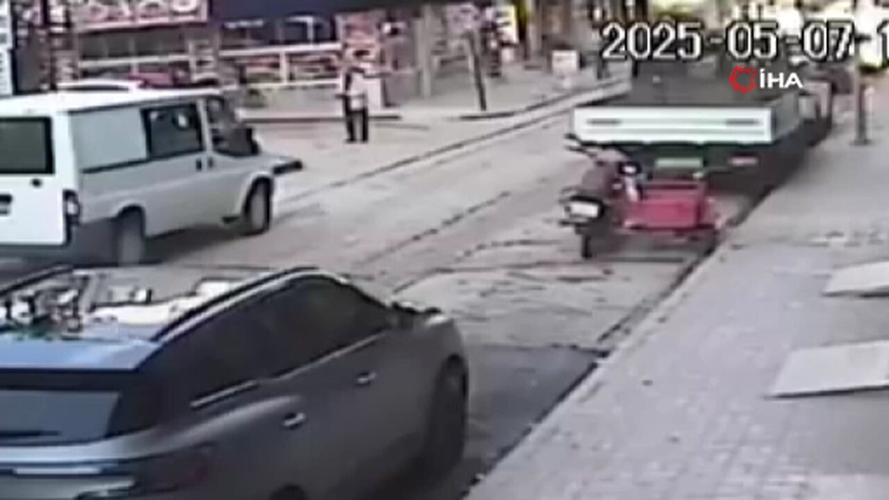 Yolda dengesini kaybedip düşen yaşlı adama motosiklet çarptı