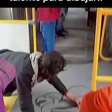 Tremendo lo de este crack mostrando su talento! 🗿 Artista callejero muestra su arte en publico!! #ar