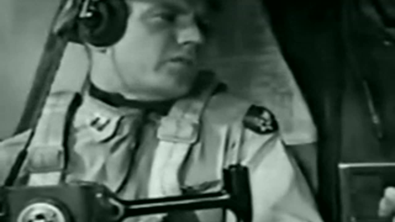 (1943) WWII Pilot Training - How to Fly the B-17: Flight Operations