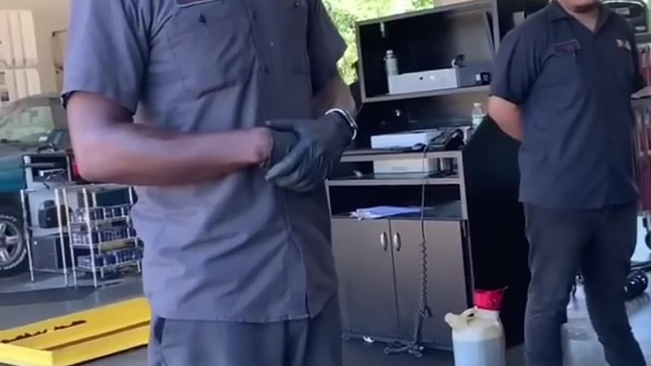 😱 Manager refuses oil change because customer got out of his car !! #oilchange #customerwars