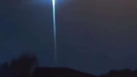 BREAKING NEWS: An entire urban neighborhood is reporting that they are witnessing a UFO