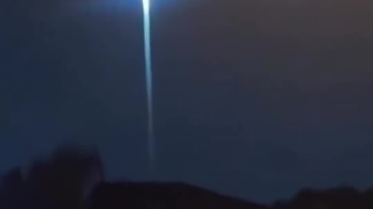 BREAKING NEWS: An entire urban neighborhood is reporting that they are witnessing a UFO