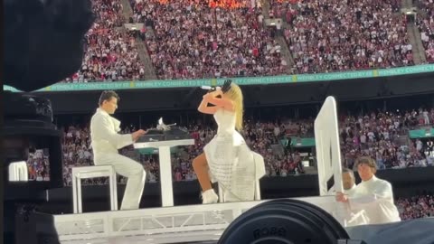 Taylor swift - fortnight (the eras tour London night 3)