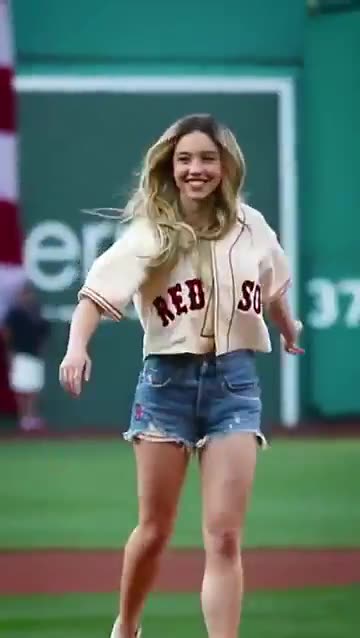 Sydney Sweeney throwing out the first pitch at the Red Sox game