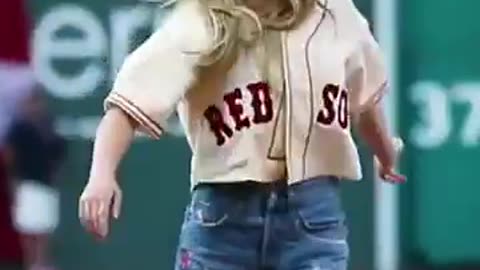 Sydney Sweeney throwing out the first pitch at the Red Sox game